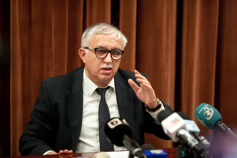 Augustin Zegrean, fost președinte al CCR Foto: INQUAM Photos
„Se pot organiza alegeri anticipate. Totul este ca președintele să dorească acest lucru, pentru că depinde exclusiv de el acum. Președintele poate să înceapă consultări cu președinții camerelor Parlamentului și cu șefii grupurilor parlamentare și, după aceea, să decidă dizolvarea Parlamentului. Actualul Parlament ar rămâne în funcție până la depunerea jurământului de noul Parlament”, a explicat fostul președinte al CCR.
Citește și: Eugen Tomac, avertisment dur: Alegerile anticipate din România sunt un cadou pentru Vladimir Putin
Ad
„Și guvernul acesta interimar, dacă s-ar ajunge să organizeze alegeri anticipate, ar putea să facă ceea ce are de făcut guvernul în vremea alegerilor anticipate, vremea alegerilor în general. Noi avem un cod electoral, avem legislație electorală suficientă, avem acuma și Autoritatea Electorală Permanentă. Oricum, mare parte din hotărârile care trebuie luate pentru organizarea alegerilor aparțin unei comisii parlamentare.
Constituția spune că Guvernul trebuie să se ocupe de treburile curente ale țării. Păi, dacă s-ar organiza alegeri anticipate, asta ar fi o treabă curentă a țării”, a declarat Augustin Zegrean.
Citește și: Criza politică se adâncește: cele trei nume pe lista lui Nicușor Dan pentru a patra nominalizare de premier
Fostul președinte al Curții Constituționale a insistat asupra respectării regulilor constituționale, precizând că dizolvarea este o posibilitate, nu o obligație. „Democrația costă bani. Dar dacă vrei să fii stat de drept, ar trebui să respecți Constituția și să faci ce scrie acolo. Deci nu este obligatorie dizolvarea Parlamentului, dar nici imposibil de realizat nu este”, a spus Augustin Zegrean.
El a mai spus că, în situația declanșării alegerilor anticipate, acestea ar trebui să aibă loc în cel mult 90 de zile, dar ar putea fi organizate și mai repede.
„Sigur, alegerile trebuie să fie organizate în maximum 90 de zile, așa cum stabilește Constituția. Dar nu e obligatoriu să se aștepte 90 de zile. Se pot face și într-un timp mai scurt”, a explicat Zegrean.
Ce s-ar întâmpla dacă România ar fi atacată
În finalul discuției, Zegrean a fost întrebat ce s-ar întâmpla dacă România ar fi atacată în perioada în care Parlamentul este dizolvat și sunt pregătite alegerile. Întrebarea a fost formulată ca un scenariu ipotetic, iar răspunsul fostului președinte al Curții Constituționale a vizat rolul șefului statului în această situație.
„Președintele este primul care trebuie să reacționeze dacă România ar fi atacată”, a declarat Augustin Zegrean. La finalul răspunsului privind funcționarea instituțiilor într-un asemenea scenariu, fostul președinte al Curții Constituționale a adăugat: „Sunt soluții pentru toate întrebările”.